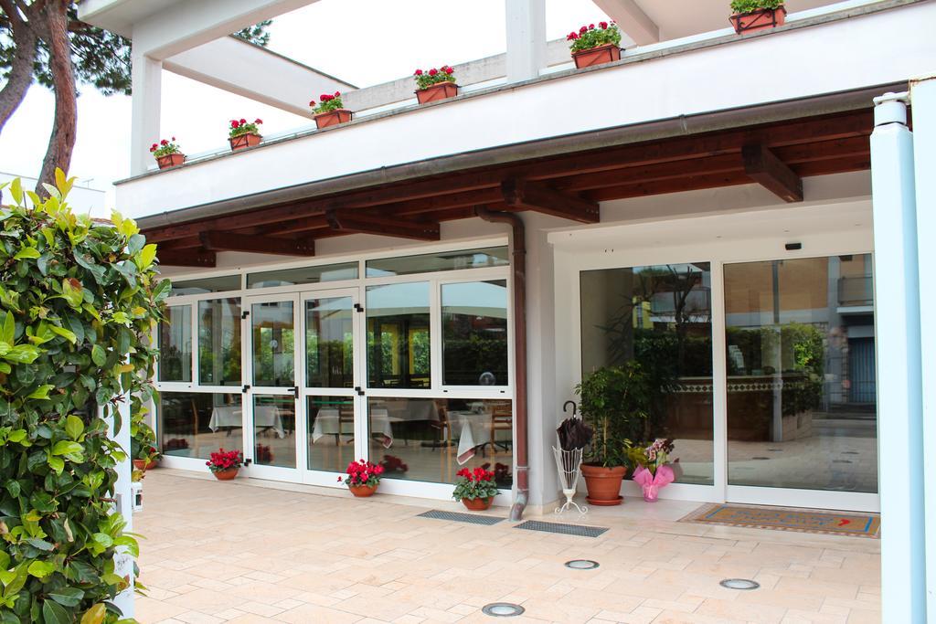 Albergo Ristorante Neapolis Terracina Exterior foto