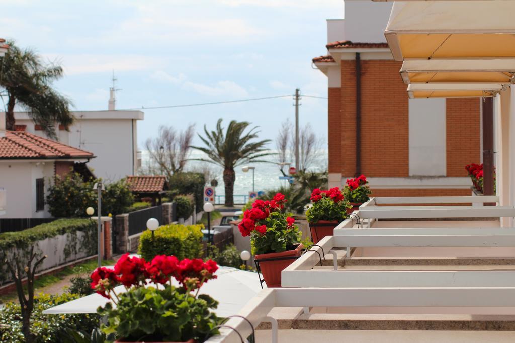 Albergo Ristorante Neapolis Terracina Exterior foto