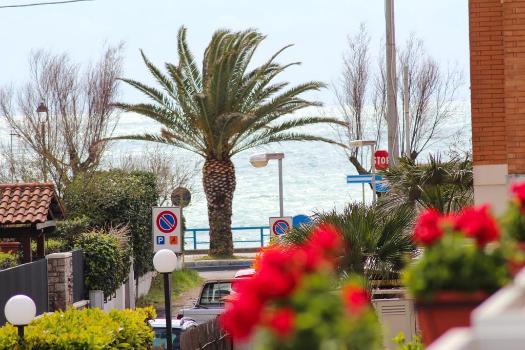 Albergo Ristorante Neapolis Terracina Exterior foto